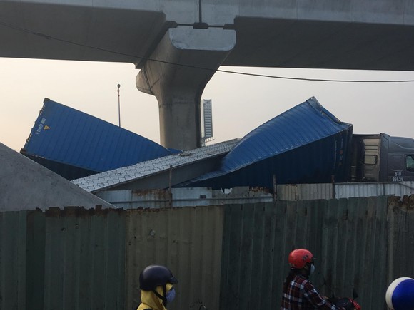  Xe container kéo sập dầm bê tông của công trình hầm chui xa lộ Hà Nội ảnh 1