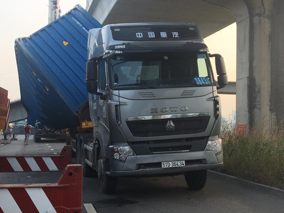  Xe container kéo sập dầm bê tông của công trình hầm chui xa lộ Hà Nội ảnh 2