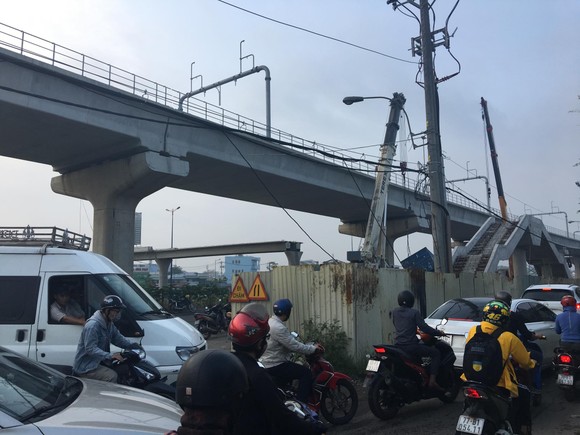  Xe container kéo sập dầm bê tông của công trình hầm chui xa lộ Hà Nội ảnh 3