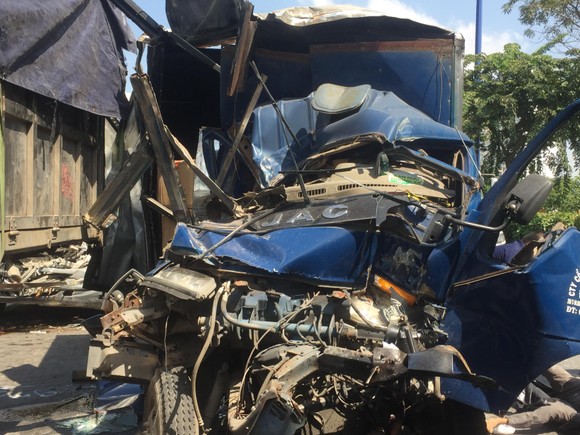 Tai nạn liên hoàn 5 xe trên Xa Lộ Hà Nội, ít nhất 2 người thương vong ảnh 2