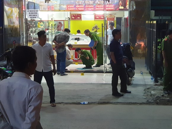 Khởi tố các đối tượng dùng súng cướp tiệm vàng ở huyện Hóc Môn ảnh 4