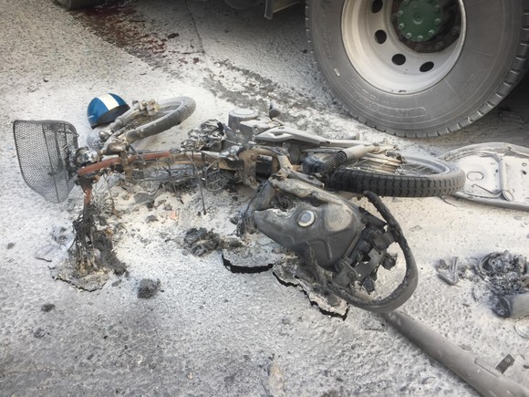Tai nạn ở dốc cầu vượt Sóng Thần, xe máy bốc cháy dữ dội, 1 người bị thương nặng ảnh 4
