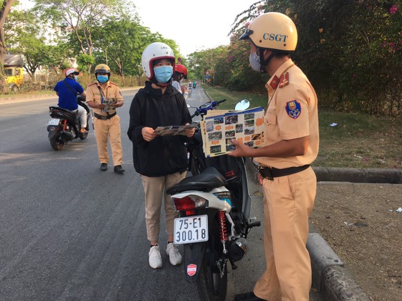 Hình ảnh đẹp của Cảnh sát giao thông TPHCM trong mùa dịch Covid-19 ảnh 3