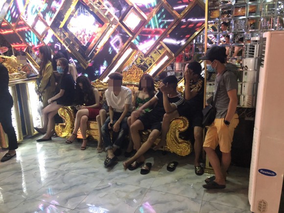 Đột kích khách sạn, quán karaoke ở quận Bình Tân, phát hiện nhiều 'dân chơi' dương tính chất ma túy ảnh 4