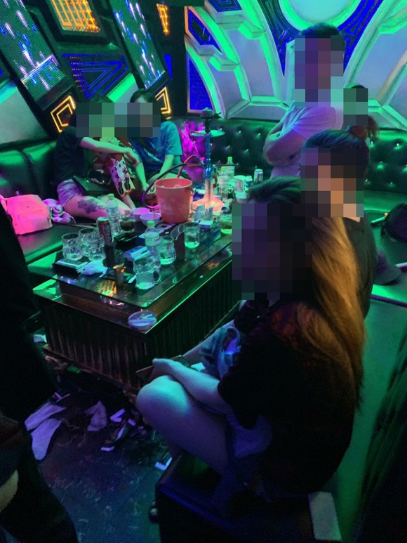 Phát hiện 21 “dân chơi” dương tính với chất ma tuý ở quán karaoke Hollywood quận Bình Tân ảnh 1