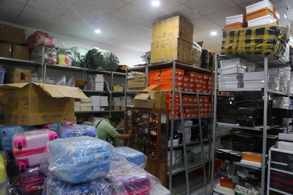 Cận cảnh kho 'hàng hiệu' nhập từ... chợ Đồng Xuân, chợ Lớn, chợ An Đông ảnh 12