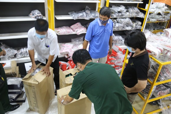Cận cảnh kho 'hàng hiệu' nhập từ... chợ Đồng Xuân, chợ Lớn, chợ An Đông ảnh 14