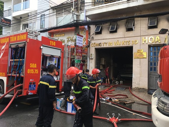 Giải cứu 2 người mắc kẹt trong đám cháy ở công ty tại quận Tân Bình ảnh 1