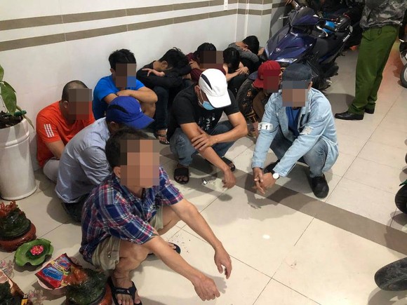 Kiểm tra nhiều khách sạn, phòng thu âm tại quận Bình Tân, phát hiện gần 60 người dương tính với ma tuý ảnh 1