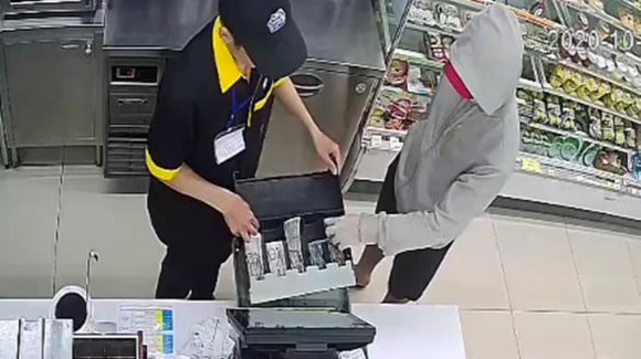 Bắt thanh niên dùng dao khống chế 2 nhân viên cửa hàng tiện lợi Mini Stop để cướp tiền ảnh 1