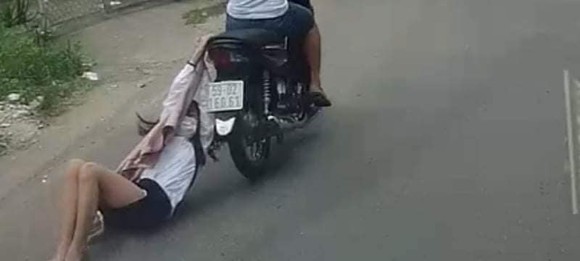 Tên cướp kéo lê cô gái hàng chục mét ở trên đường phố ảnh 1