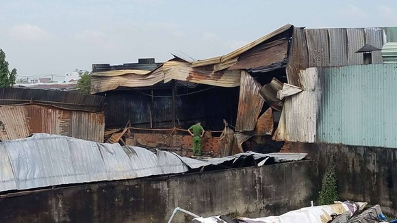 Cháy công ty nhựa ở huyện Bình Chánh, nhiều tài sản bị thiêu rụi ảnh 1