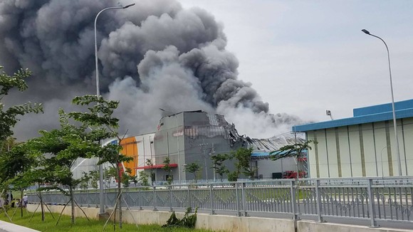 Hàng trăm chiến sĩ tham gia chữa cháy ở nhà máy Công ty Cầu Tre ảnh 9