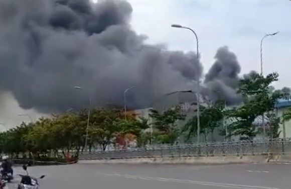 Hàng trăm chiến sĩ tham gia chữa cháy ở nhà máy Công ty Cầu Tre ảnh 14