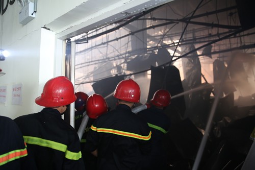 Hàng trăm chiến sĩ tham gia chữa cháy ở nhà máy Công ty Cầu Tre ảnh 21