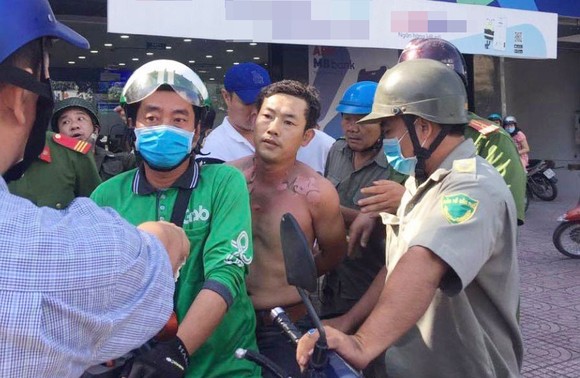 Công an thông tin vụ người đàn ông tẩm xăng xông vào cướp ngân hàng ảnh 1