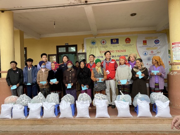 Trao 1.800 phần quà cho đồng bào vùng lũ 2 tỉnh Quảng Bình, Quảng Trị