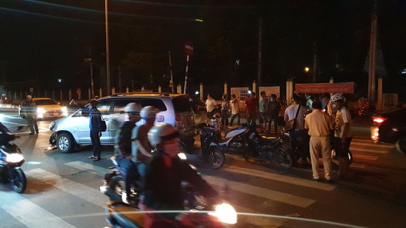 Xe ô tô “điên” tông nhiều xe máy khiến nhiều người bị thương ở quận Thủ Đức ảnh 2