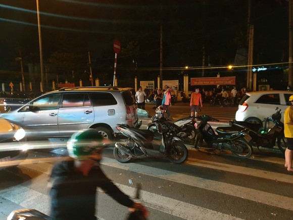 Xe ô tô “điên” tông nhiều xe máy khiến nhiều người bị thương ở quận Thủ Đức ảnh 4