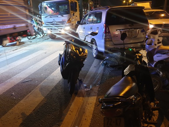 Xe ô tô “điên” tông nhiều xe máy khiến nhiều người bị thương ở quận Thủ Đức ảnh 3
