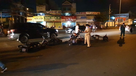 Xe ô tô “điên” tông nhiều xe máy khiến nhiều người bị thương ở quận Thủ Đức ảnh 9
