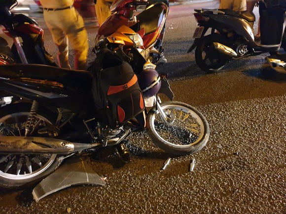 Xe ô tô “điên” tông nhiều xe máy khiến nhiều người bị thương ở quận Thủ Đức ảnh 7
