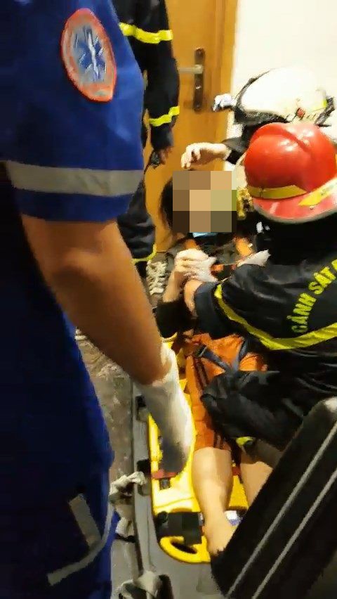 Giải cứu thành công cô gái mắc kẹt trong thang máy bị rơi ảnh 5