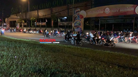 Hàng trăm 'quái xế' tụ tập đua xe gây náo loạn ở khu vực Suối Tiên, quận 9 ảnh 1