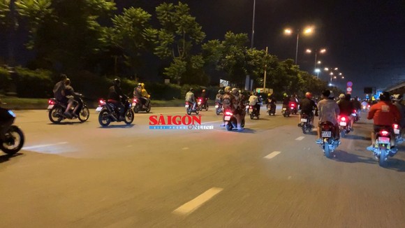 Hàng trăm 'quái xế' tụ tập đua xe gây náo loạn ở khu vực Suối Tiên, quận 9 ảnh 4