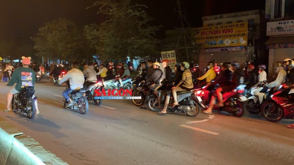 Hàng trăm "quái xế" tiếp tục đua xe gây náo loạn huyện Bình Chánh ảnh 1