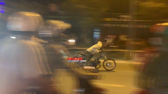 Hàng trăm "quái xế" tiếp tục đua xe gây náo loạn huyện Bình Chánh ảnh 3