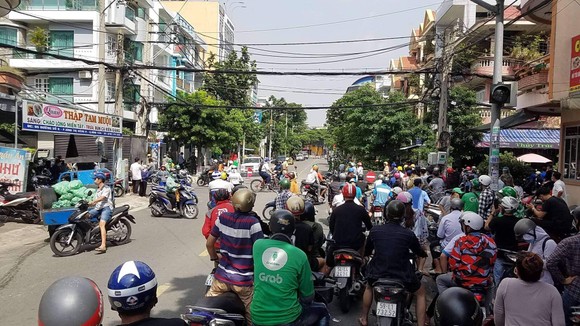 Hàng trăm người tập trung trước nơi làm việc của gymer đã xúc phạm cố nghệ sĩ Chí Tài ảnh 4