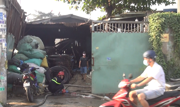 Cháy lớn tại 2 xưởng nhựa ở huyện Bình Chánh, khói đen bốc cao hàng chục mét ảnh 5