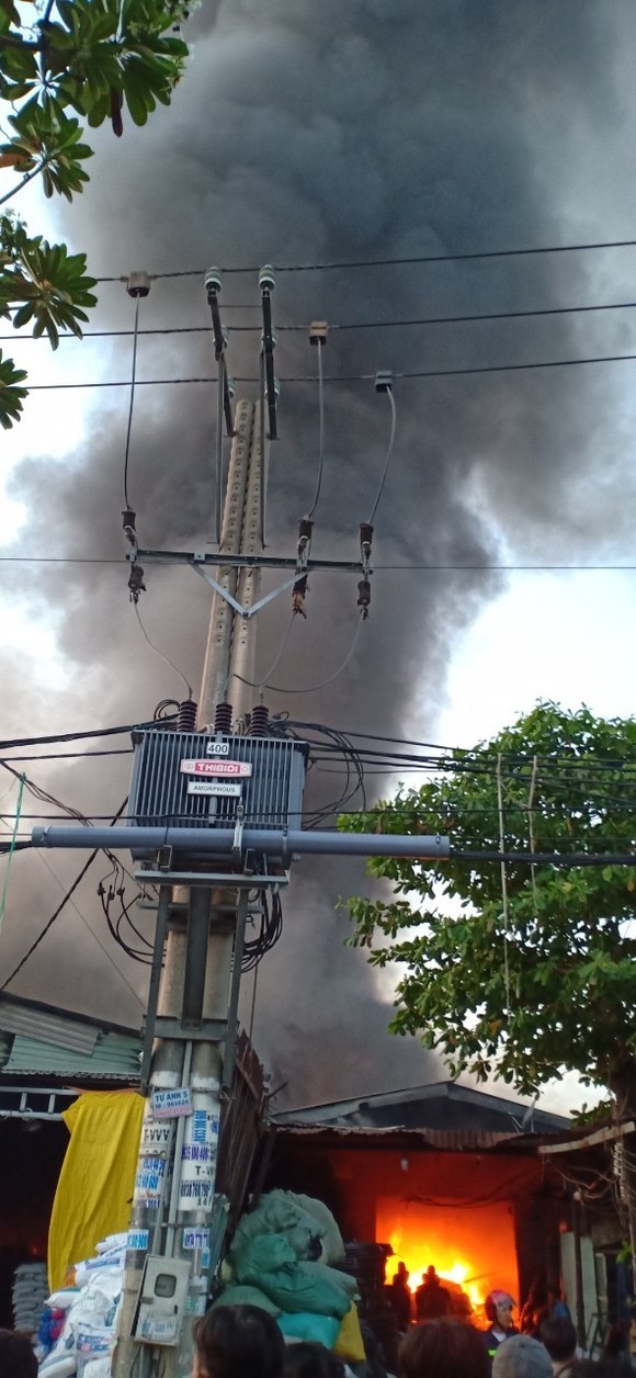 Cháy lớn tại 2 xưởng nhựa ở huyện Bình Chánh, khói đen bốc cao hàng chục mét ảnh 2
