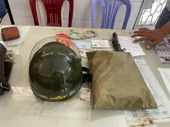 Hai cha con giả Cảnh sát hình sự để cướp tài sản ở huyện Hóc Môn ảnh 3