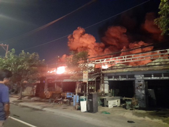 Cháy lớn ở nhà xưởng vùng ven TPHCM, nhiều người hoảng sợ ảnh 1