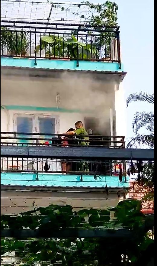 Giải cứu cháu bé bị mắc kẹt ở tầng 2 căn nhà bị cháy ảnh 3