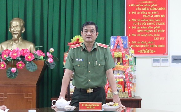 Thiếu tướng Lê Hồng Nam thăm, chúc tết cán bộ chiến sĩ Phòng Tham mưu Công an TPHCM ảnh 2