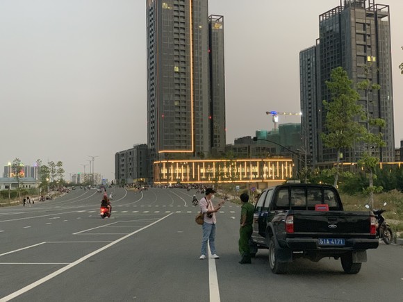 Nơi 'quái xế' đua xe, bốc bánh gần hầm Thủ Thiêm là đoạn đường nằm trong dự án đang thi công ảnh 2