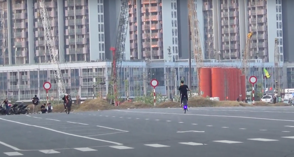 Nơi 'quái xế' đua xe, bốc bánh gần hầm Thủ Thiêm là đoạn đường nằm trong dự án đang thi công ảnh 4