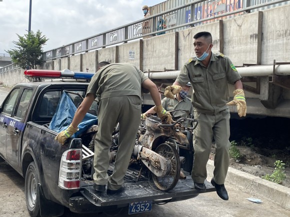 Bộ Tư lệnh TPHCM thăm, động viên gia đình nạn nhân vụ hỏa hoạn 6 người tử vong ảnh 5