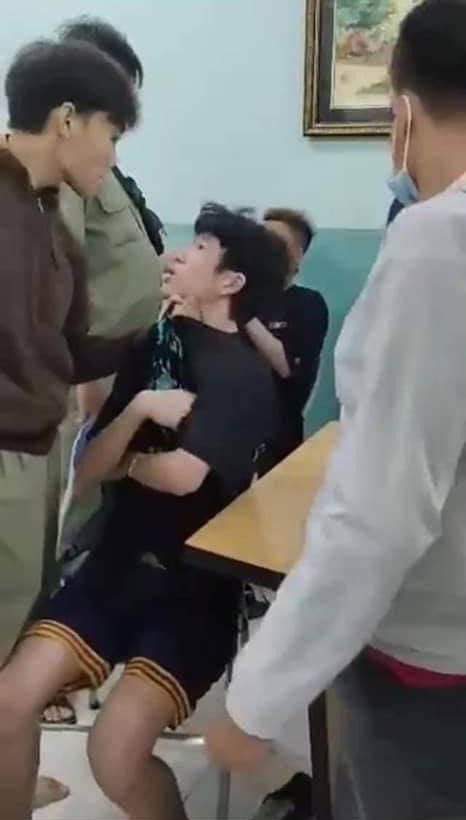 Điều tra làm rõ vụ bảo vệ dân phố đánh 2 thiếu niên trong Trường THCS Nguyễn Văn Tố ảnh 3