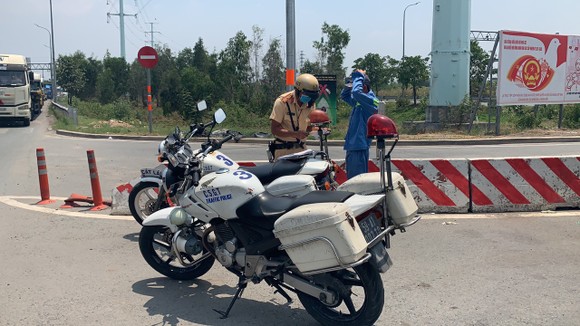 Xử phạt nhiều tài xế xe container dừng đỗ ở vòng xoay Phú Hữu, TP Thủ Đức ảnh 3