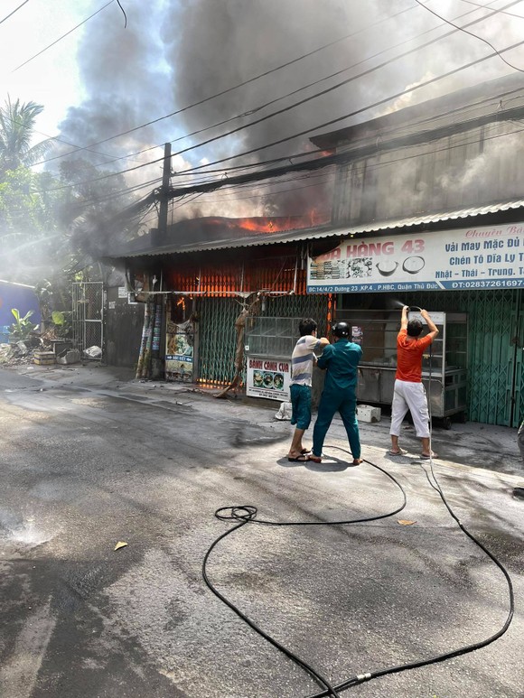 Căn nhà bốc cháy lan sang nhiều nhà khác ở TP Thủ Đức ảnh 2