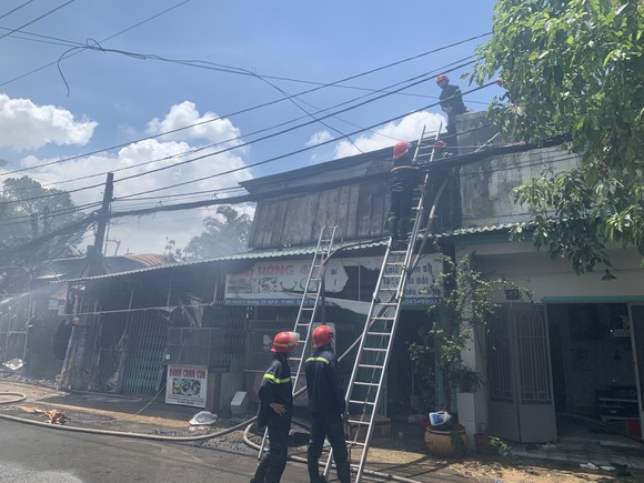 Căn nhà bốc cháy lan sang nhiều nhà khác ở TP Thủ Đức ảnh 5