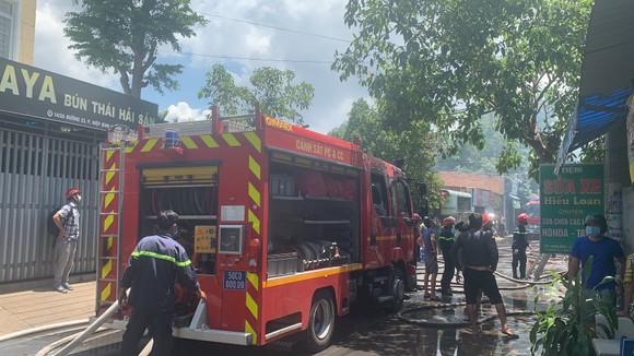 Căn nhà bốc cháy lan sang nhiều nhà khác ở TP Thủ Đức ảnh 4