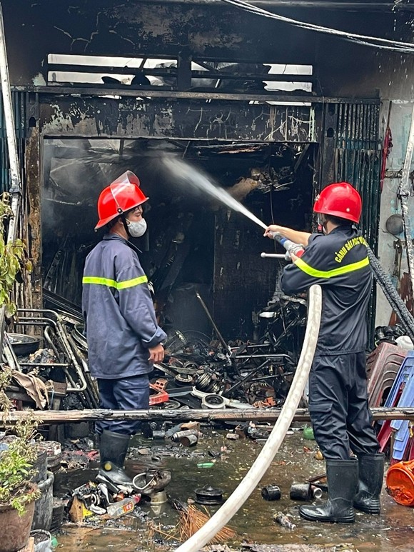 Nhà dưới cầu Chánh Hưng, quận 8 bốc cháy kèm nhiều tiếng nổ ảnh 2