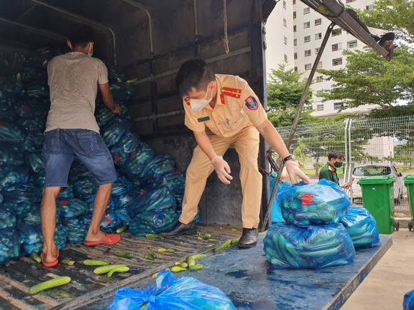 Trao tặng 2.000kg rau, củ cho người dân quận Bình Thạnh