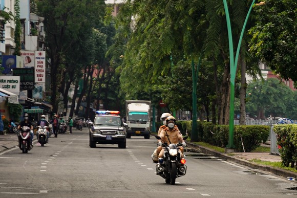 Không kiểm tra các phương tiện vận tải hàng hoá thiết yếu, lương thực, thực phẩm ở các chốt kiểm soát ảnh 1