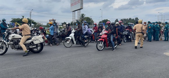 Người dân ùn ùn về quê bằng xe máy được vận động ở lại TPHCM ảnh 10